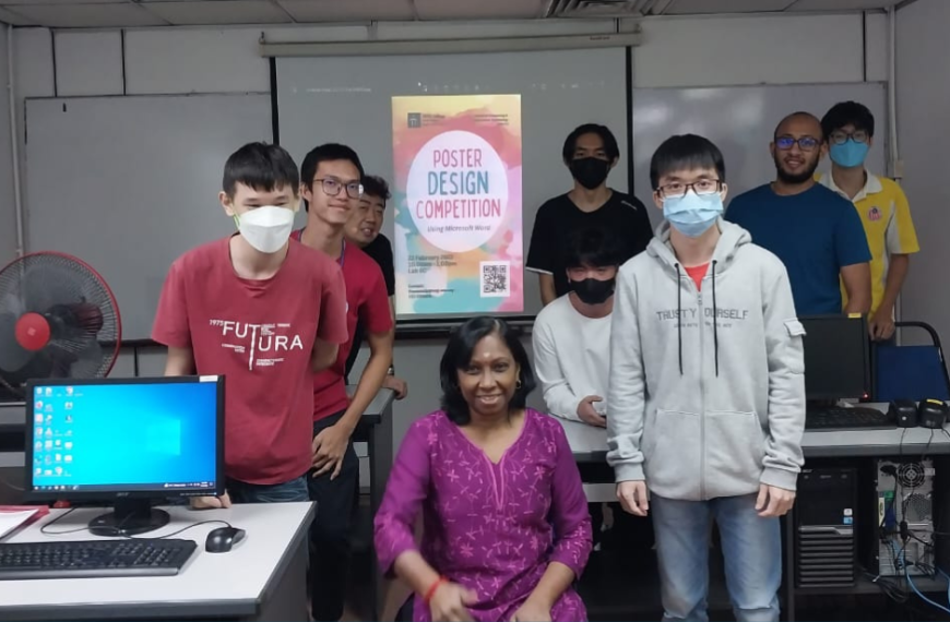 Pelajar SEGi mempamerkan kemahiran Microsoft Word dalam pertandingan poster