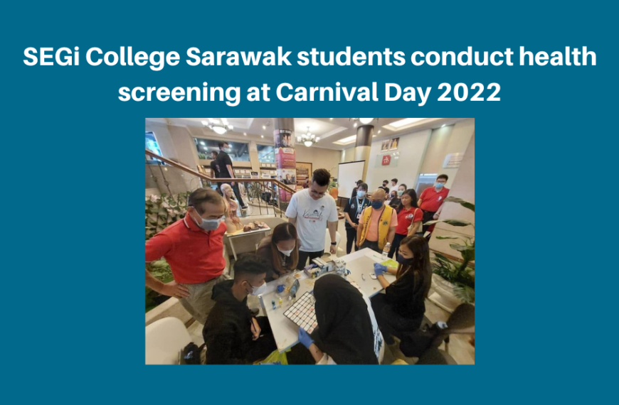 Pelajar Kolej SEGi Sarawak menjalankan pemeriksaan kesihatan pada Hari Karnival 2022