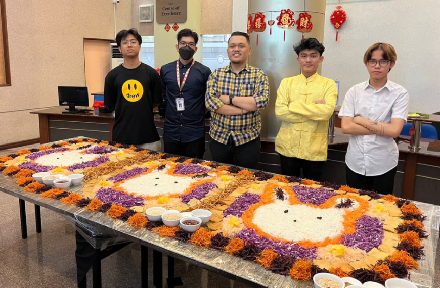 在世纪学院开放日上,DICA学生以兔子造型的 "怡生 "让来宾惊叹不已