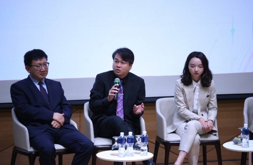 院长在 "人工智能与未来世界论坛 "上参与全球人工智能对话